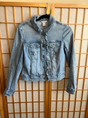 White House Black Market Denim Jacket size 6 Ruffle Front Light Wash Stretch